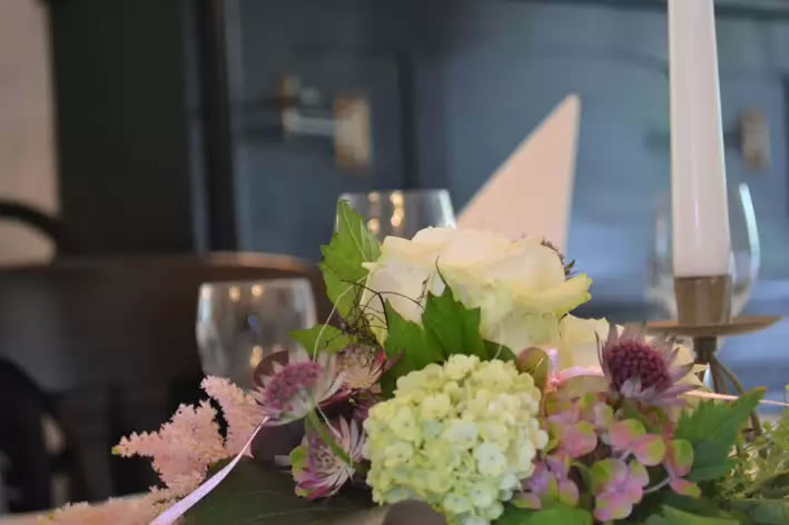 festliche Tischdekoration mit frischen Blumen