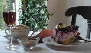 Kaffeeklasch und Teestunde mit selbstgebackenen Kuchen und Torten